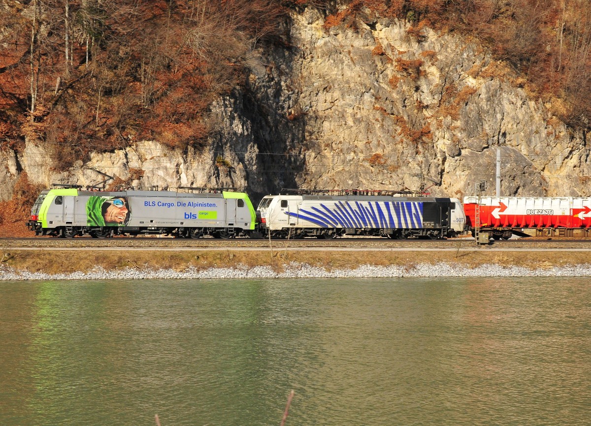 Eine RE 486 der BLS Cargo und eine BR 189 von Locomotion vor einem Güterzug bei Kufstein am 08.02.14 am grünen Inn.
