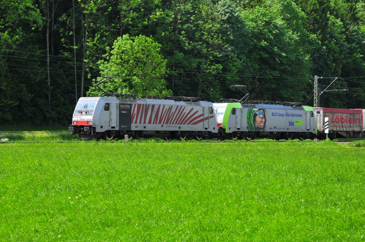 Eine RE 486 der BLS Cargo und die BR 186 281 von Railpool vor einem Güterzug bei Oberaudorf am 24.05.14 