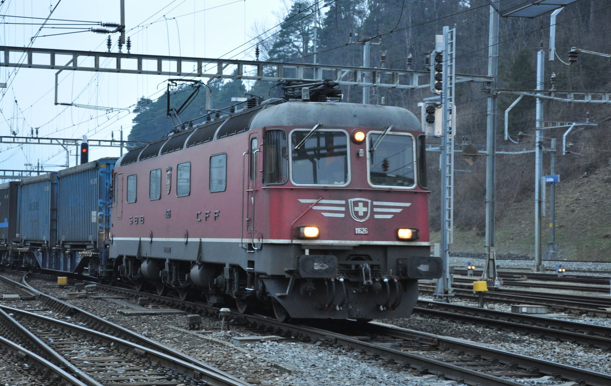 Eine Re 620 verlässt mit einem Güterzug den Bahnhof Arth-Goldau.
Foto aufgenommen am 29.12.16