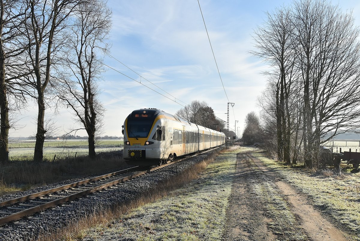 Eine RE13 nach Venlo nähert sich am Samstag den 19.1.2019 Boisheim.