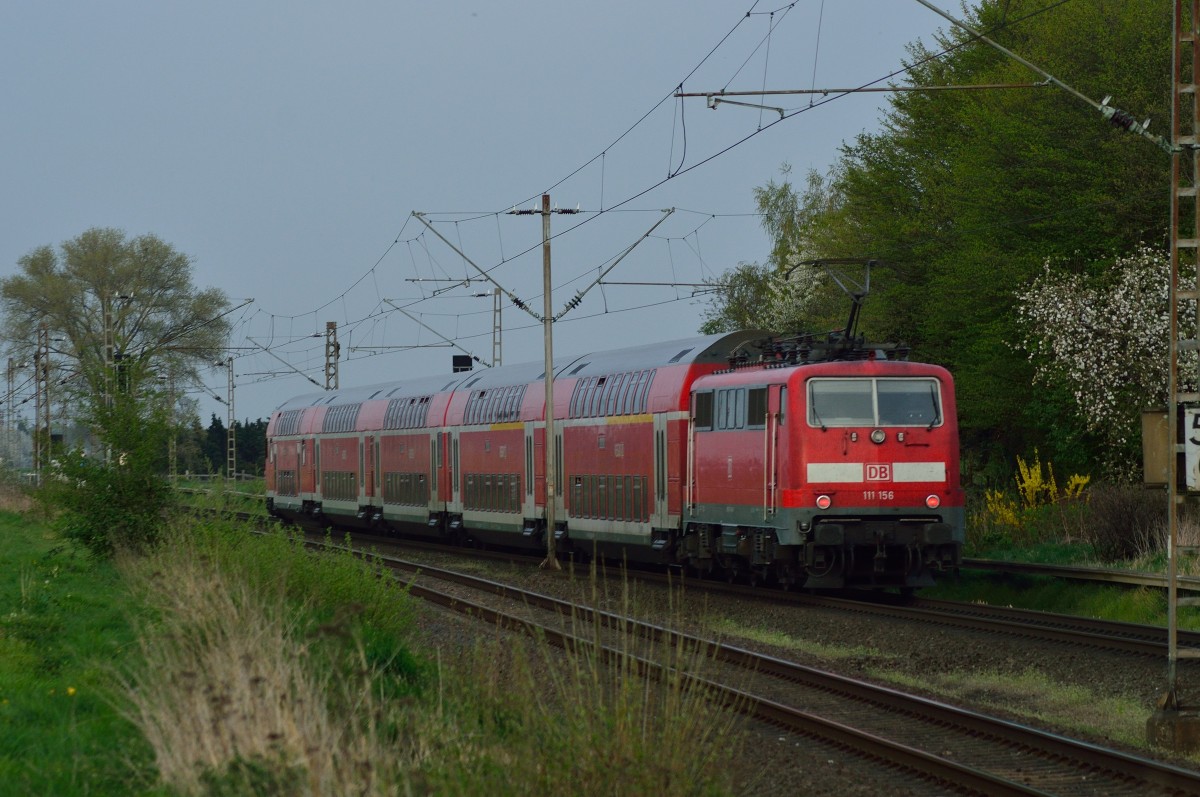 Eine RE4 nach Dortmund schiebt die 111 156, hier hat sie gerade Herrath durchfahren am Abend des 3.4.2014