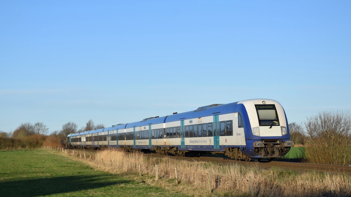 Eine RE6 nach Westerland (Sylt) hat nach dem Verlassen von Niebüll gerade das Dörfchen Langstoft passiert. Aufgenommen am 9.1.2019 10:04