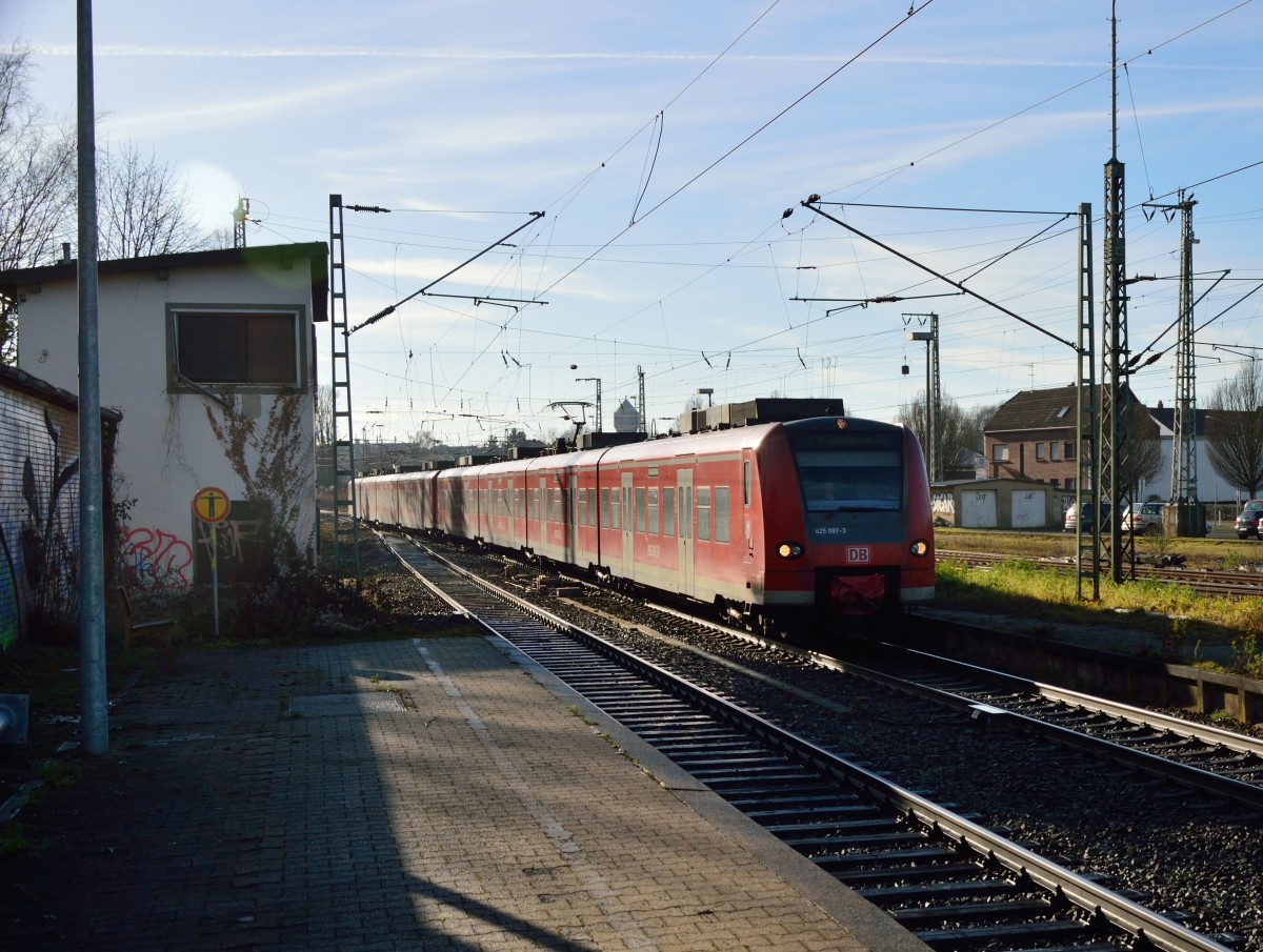 Eine RE8 führend ist hier der 425 097-3 bei der Einfahrt in den Rheydter Hbf auf Gleis 2 zu sehen. Sonntag den 12.1.2014