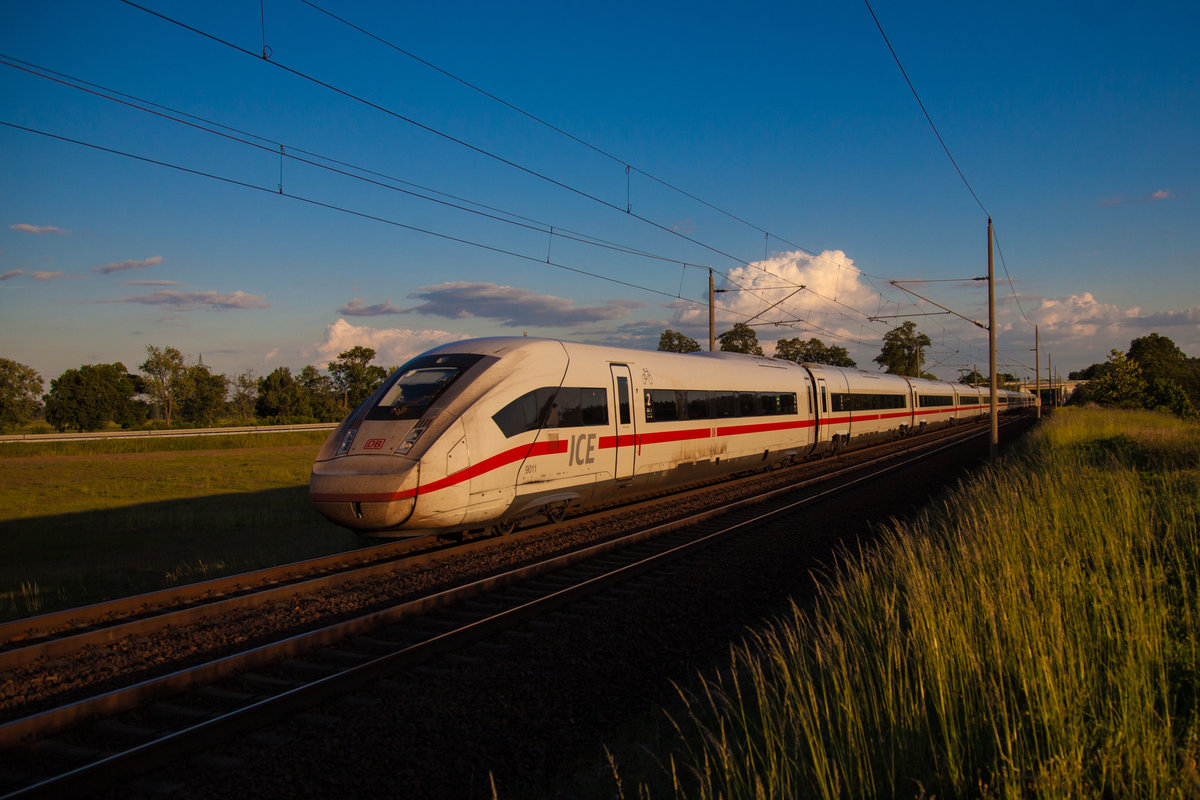 Eine recht dreckige 412 macht sich am Abend auf den Weg zu ihrer Endstation Berlin Hbf

Ort: Ludwigsfelde
Datum: 02.06.2020
Zeit: 20:11

Zugnummer: ICE 704
Richtung: Berlin hbf
Linie: ICE 18 bzw. 28
Betreiber: DB Fernverkehr

Bearbeitung: Ja

© Bildrechte vorenthalten