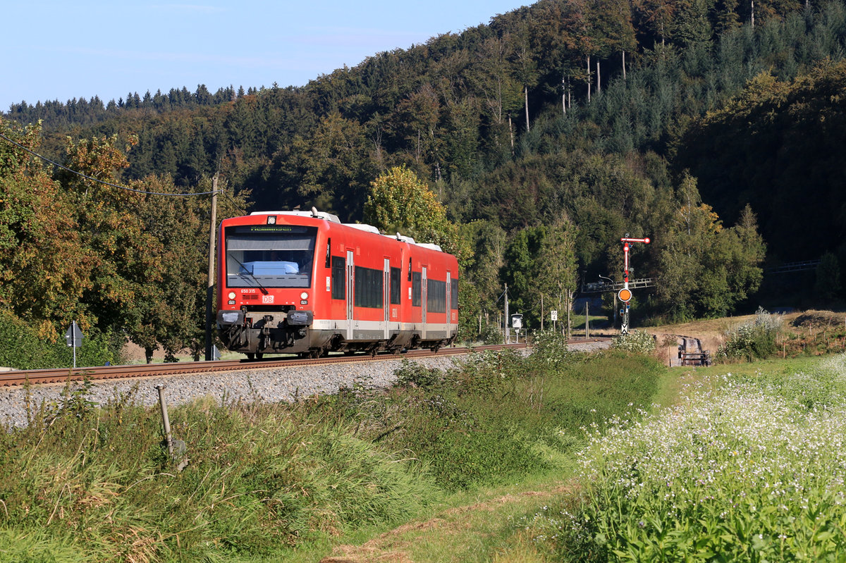 Eine Regionalbahn auf dem Weg von Sigmaringen nach Ulm, über Aulendorf, Kisslegg, Memmmingen, hier nach dem Bahnhof  Roßberg , der jedoch nicht mehr als Personenbhf genutzt wird ... 30.09.2016