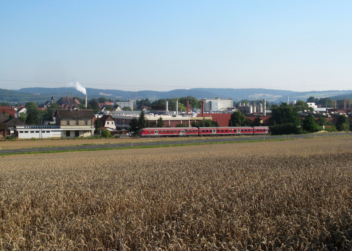 Eine Regionalbahn von Kronach nach Bamberg erreicht mit führendem Wittenberger Steuerwagen am 18. Juli 2014 gerade den Haltepunkt Redwitz (Rodach).
