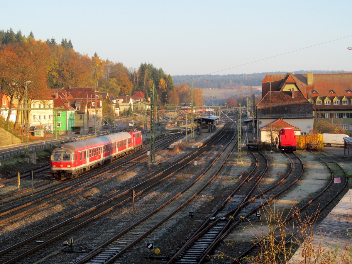Eine Regionalbahn nach Bamberg verlsst am 31. Oktober 2013 den Bahnhof Kronach ber Gleis 4.