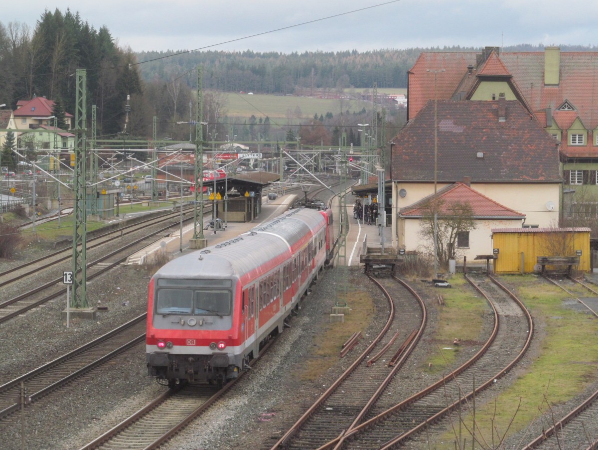 Eine Regionalbahn nach Saalfeld erreicht am 10. Januar 2014 den Bahnhof Kronach auf Gleis 1.
