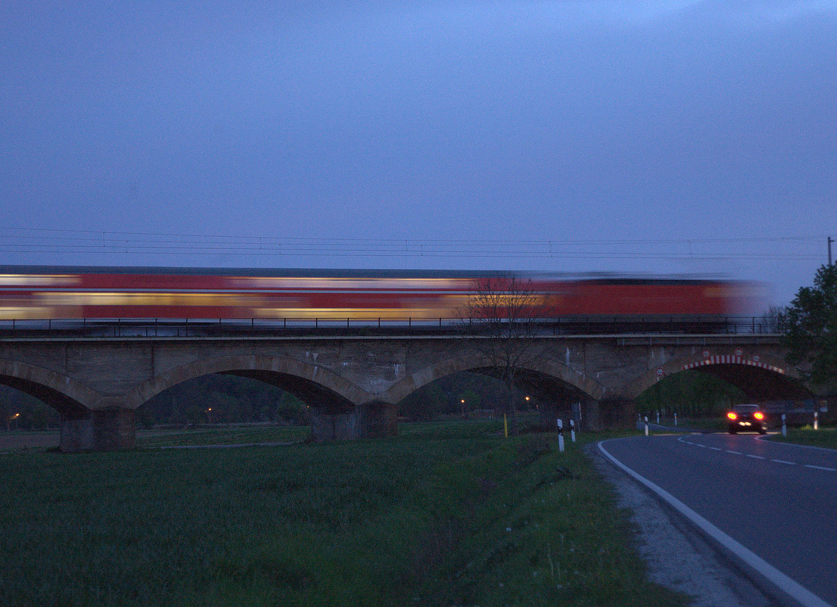 Eine Regionalbahn zwischen Naumburg und Weißenfels. 29.04.2012 21:02 Uhr.