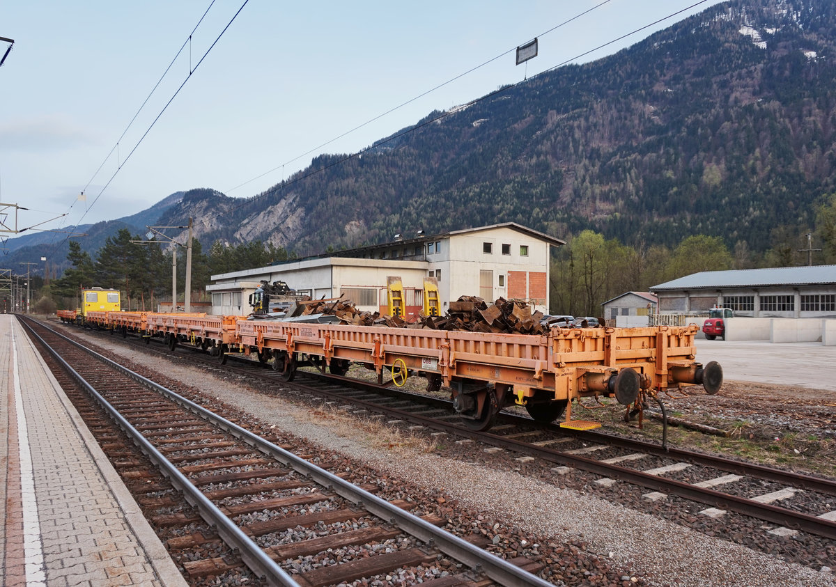 Eine Reihe von Materialwagen und der X 627 032-6 stehen am 7.4.2016 im Bahnhof Dellach im Drautal.