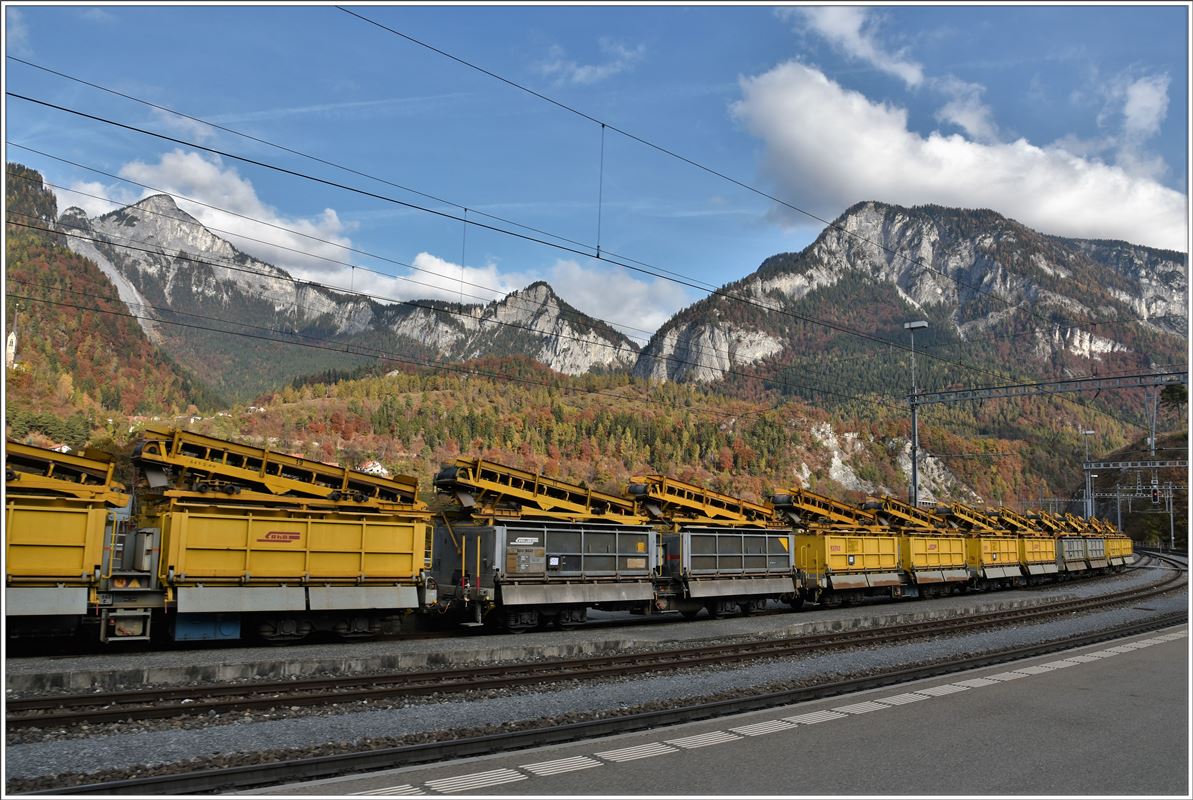 Eine Reihe Xa-u wartet im herbstlichen Reichenau-Tamins auf den nächsten Einsatz. (02.11.2016)