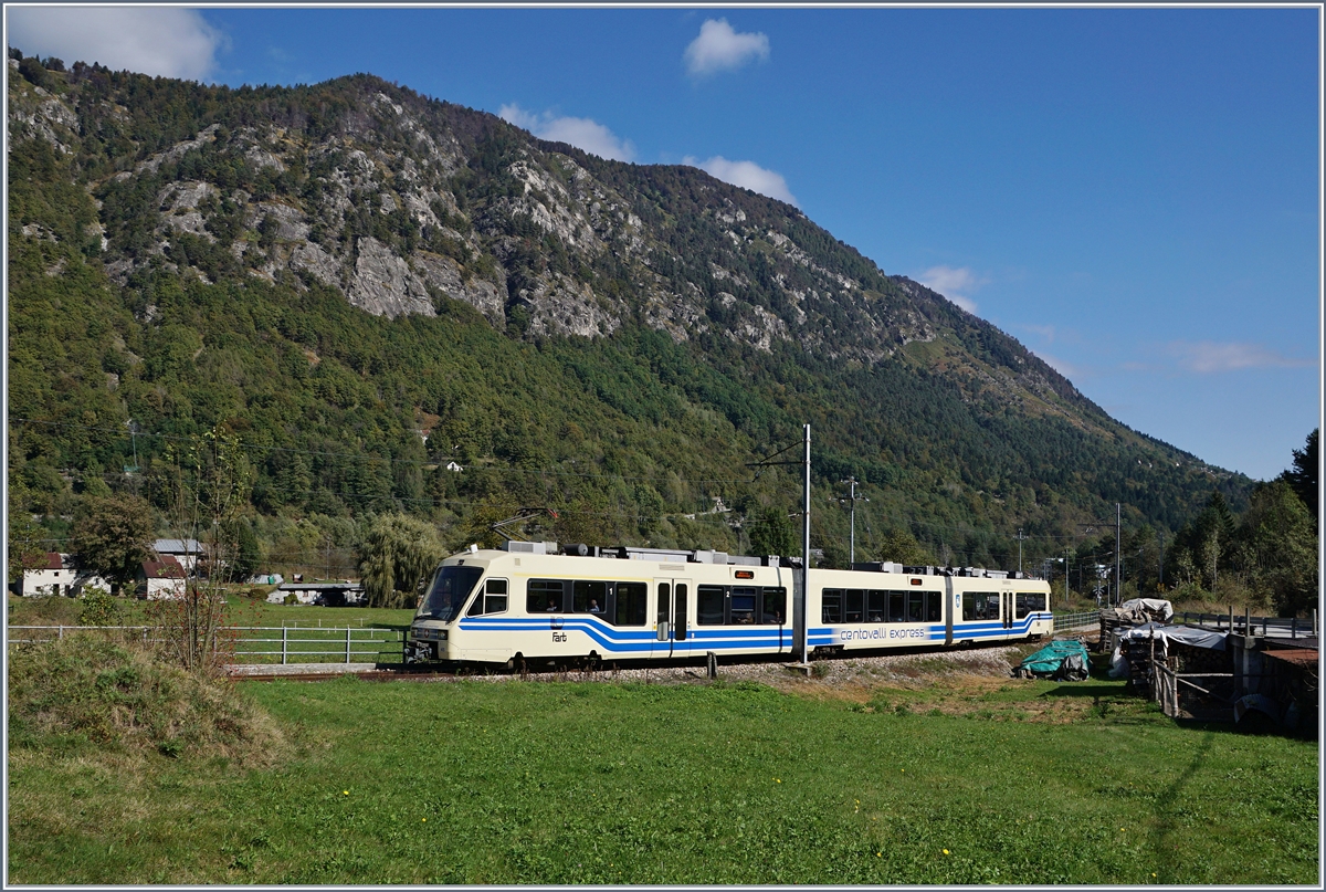 Eine Reise durchs Valle Vigezzo - Von Re bis kurz vor Malesco führt die Fahrt durch offenes Gelände und ohne bedeutende Steigungen; hier zeigt dich der FART Centovalli-Express CEX D 48 auf seiner Fahrt von Locarno nach Domodossola. 
7. Okt. 2016