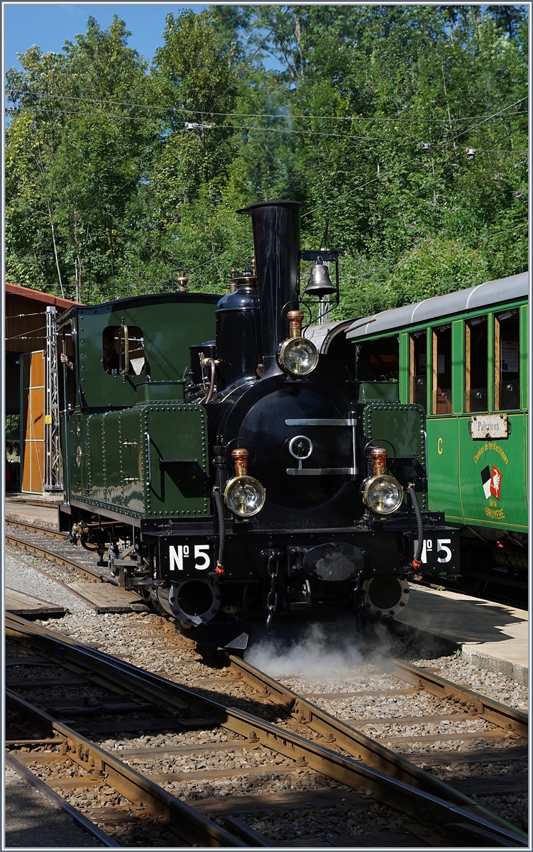 Eine Reise von Glion nach Blonay - Funi Flirt und Surf schlägt der Internet-Fahrplan vor, ich wählte einen anderen Weg: Zahnrdbahn, GoldenPass Panoramic, Dieseltriebwagen und Dampfzug: In Chaulin schliesslich machte sich die 1890 gebaute G 3/3 N° 5 für die letze Etappe nach Blonay bereit.
7. August 2016
