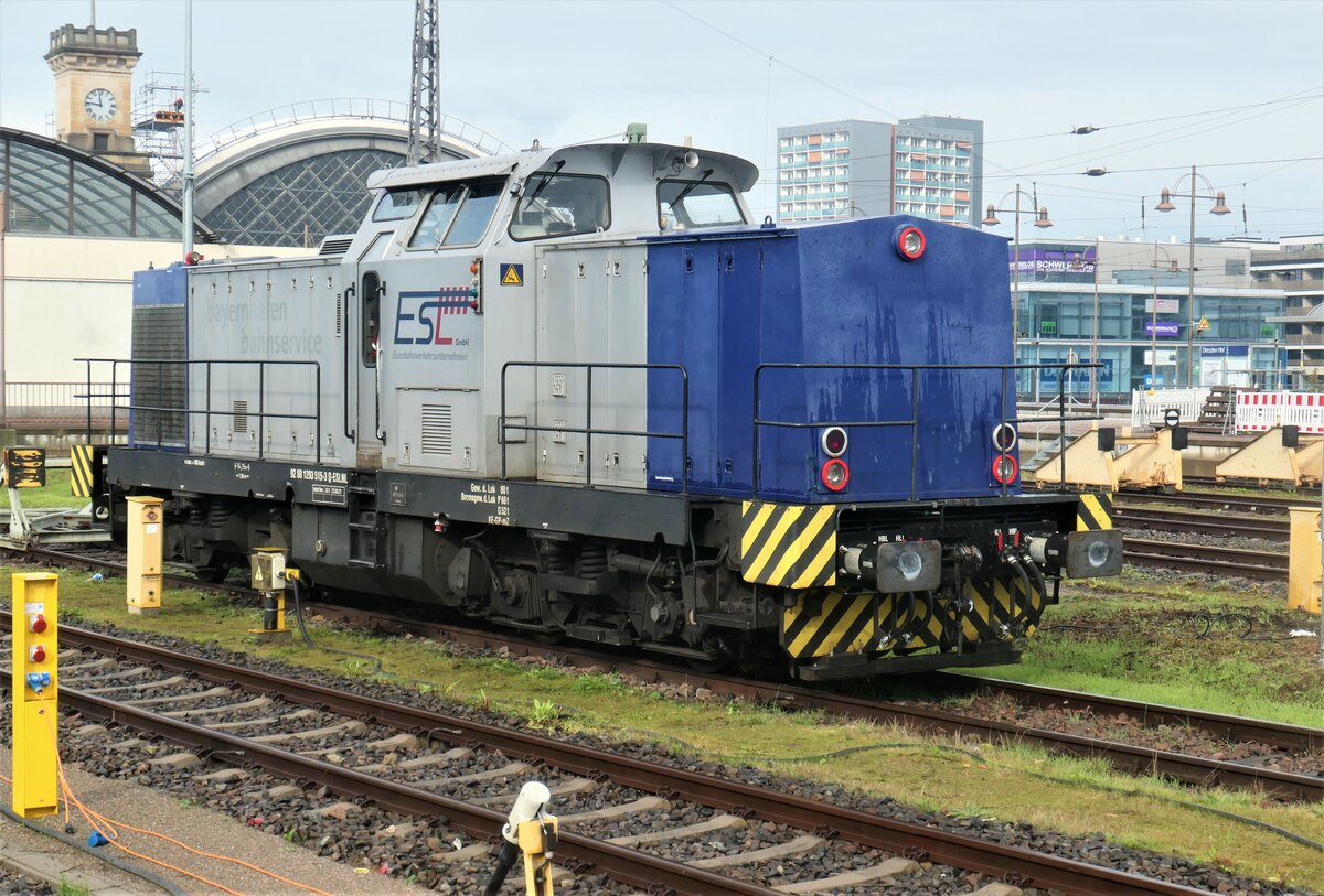 eine rekonstruierte Ost-V 100: 293 515 abgestellt am 22.10.2022 in Dresden-Hauptbahnhof