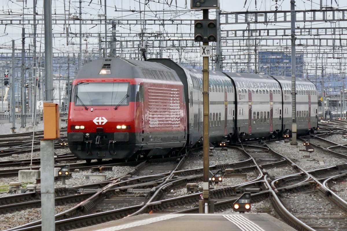 Eine revidierte Re 460 mit IC 2000 bei der Einfahrt in den Hauptbahnhof Zürich am 27.11.17.