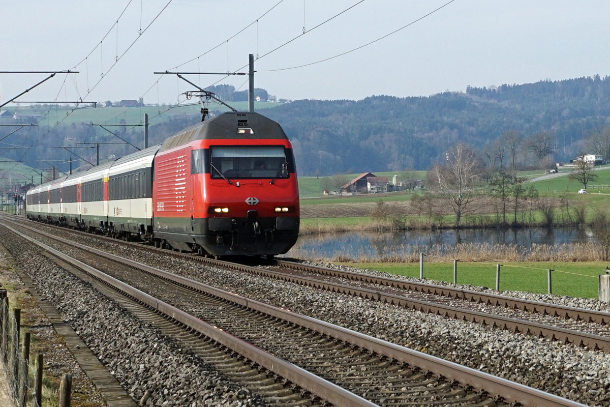 Eine revidierte Re 460 mit einem EW IV-Pendel am See bei Wauwil am 5. Februar 2021.
Foto: Walter Ruetsch