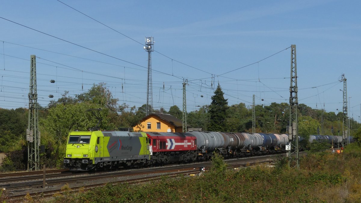 Eine Rheincargo 119 zieht eine Class 66 und einen Kesselwagenzug durch Bickenbach gen Süden. Aufgenommen am 29.9.2018 12:29