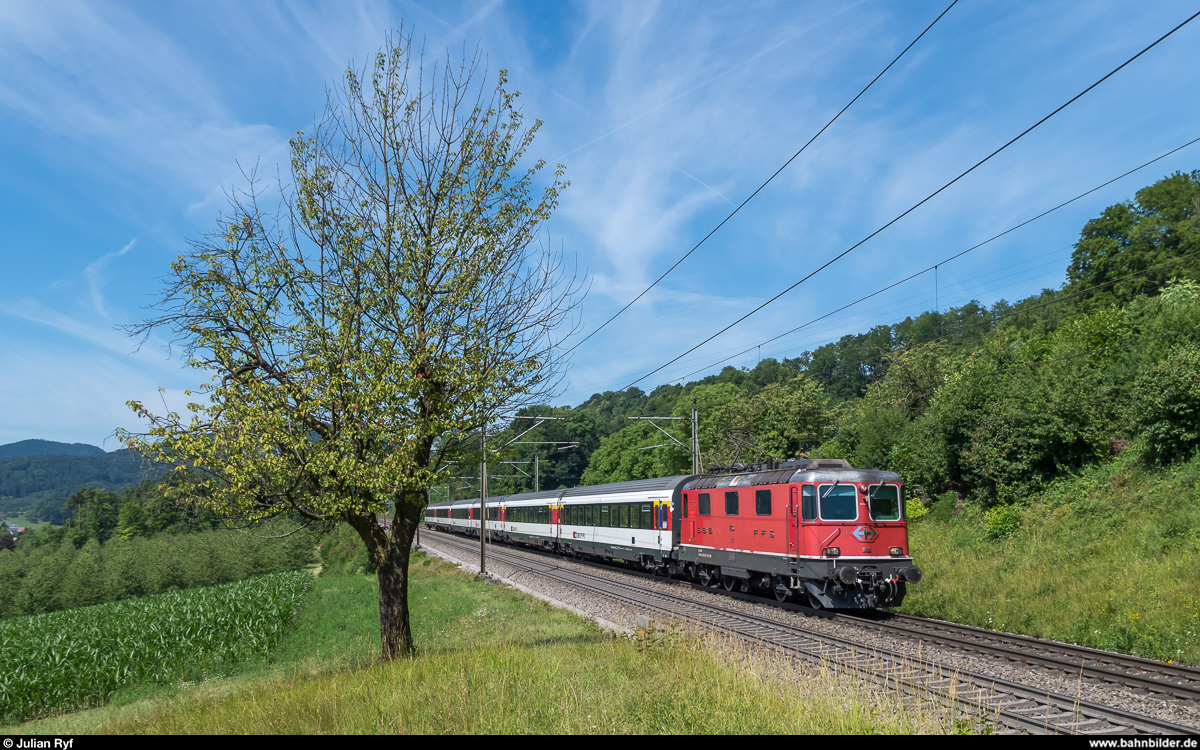 Eine  richtige  Swiss-Express-Lok blieb mir am am 5. Juli 2017 verwehrt, aber immerhin erwischte ich die ex-Swiss-Express Re 4/4 II 11133 mit einem IR Basel - Zürich bei Umiken.