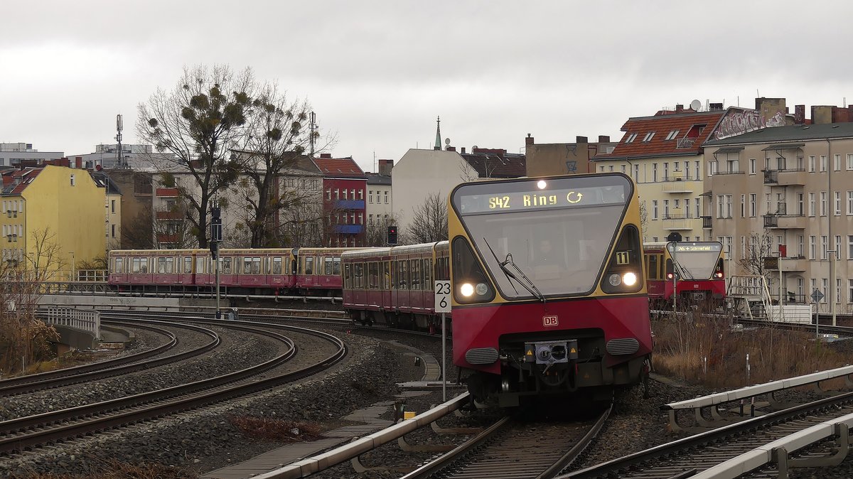 Eine  Ring-S42 erreicht den Bahnhof Berlin Südkreuz. Aufgenommen am 3.1.2018 11:02