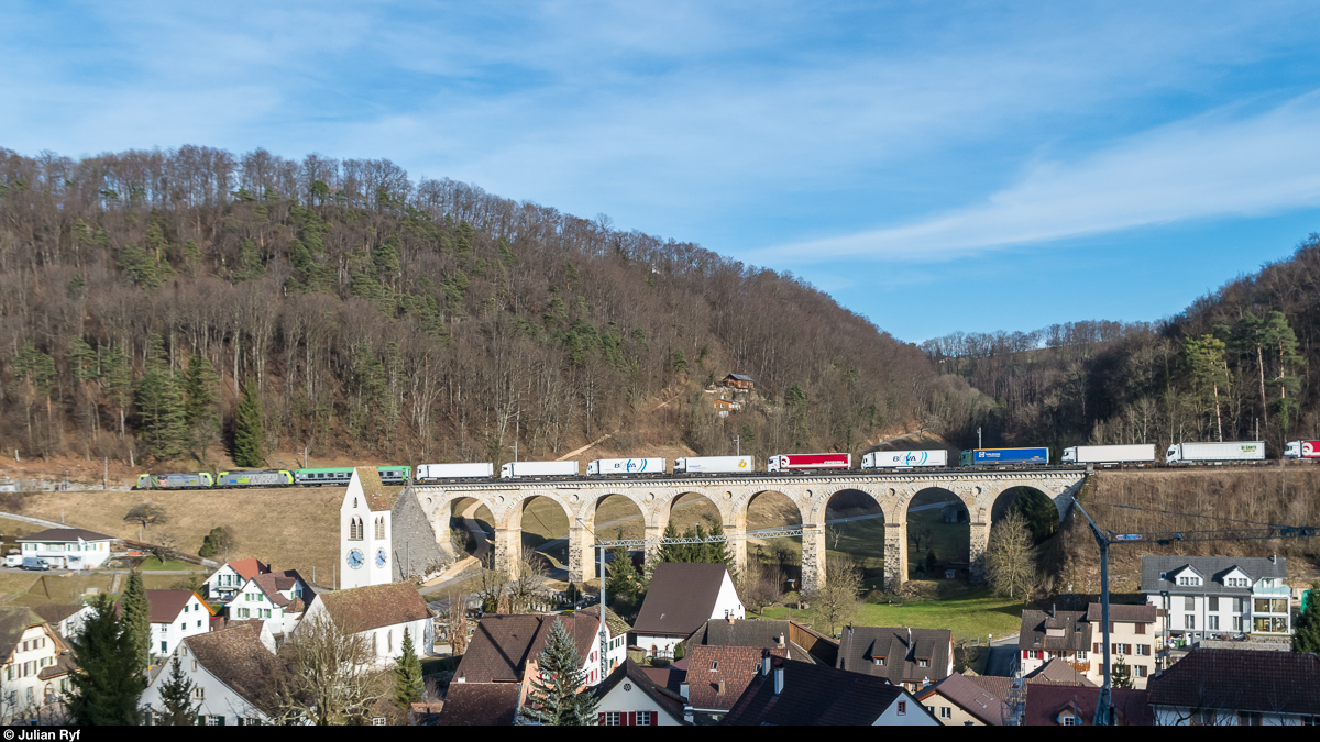 Eine RoLa mit Re 486 und Re 485 überquert am 25. Februar 2017 den Rümlinger Viadukt am alten Hauenstein.<br>
Die Hauenstein-Basislinie ist an den Wochenenden vom 25./26. Februar und 4./5. März 2017 wegen Bauarbeiten gesperrt und die IC Basel - Interlaken, Basel - Brig sowie einige Güterzüge werden über die alte Hauensteinstrecke umgeleitet. Die Regionalzüge werden durch Busse ersetzt um auf der einspurigen Strecke genügend Kapazität zu schaffen.