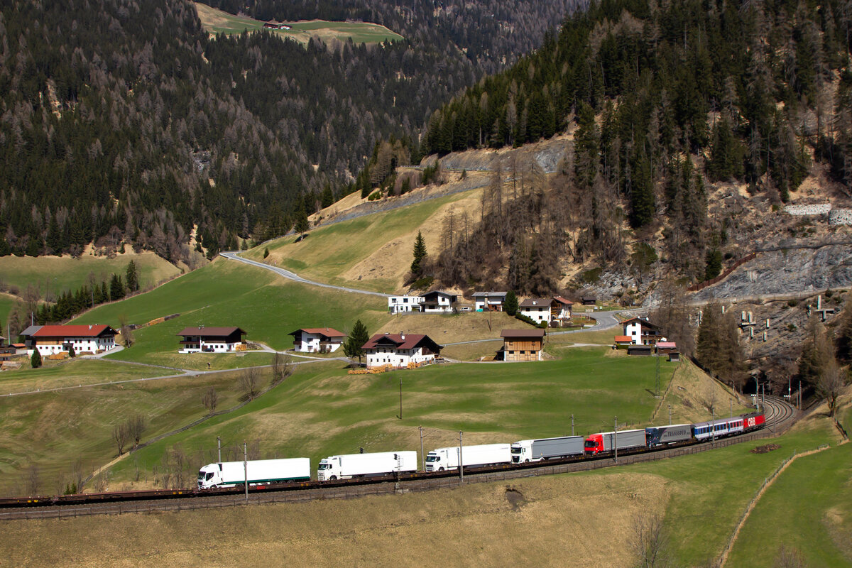 Eine RoLa der ÖBB bei St. Jodok am Brenner. 14.4.22