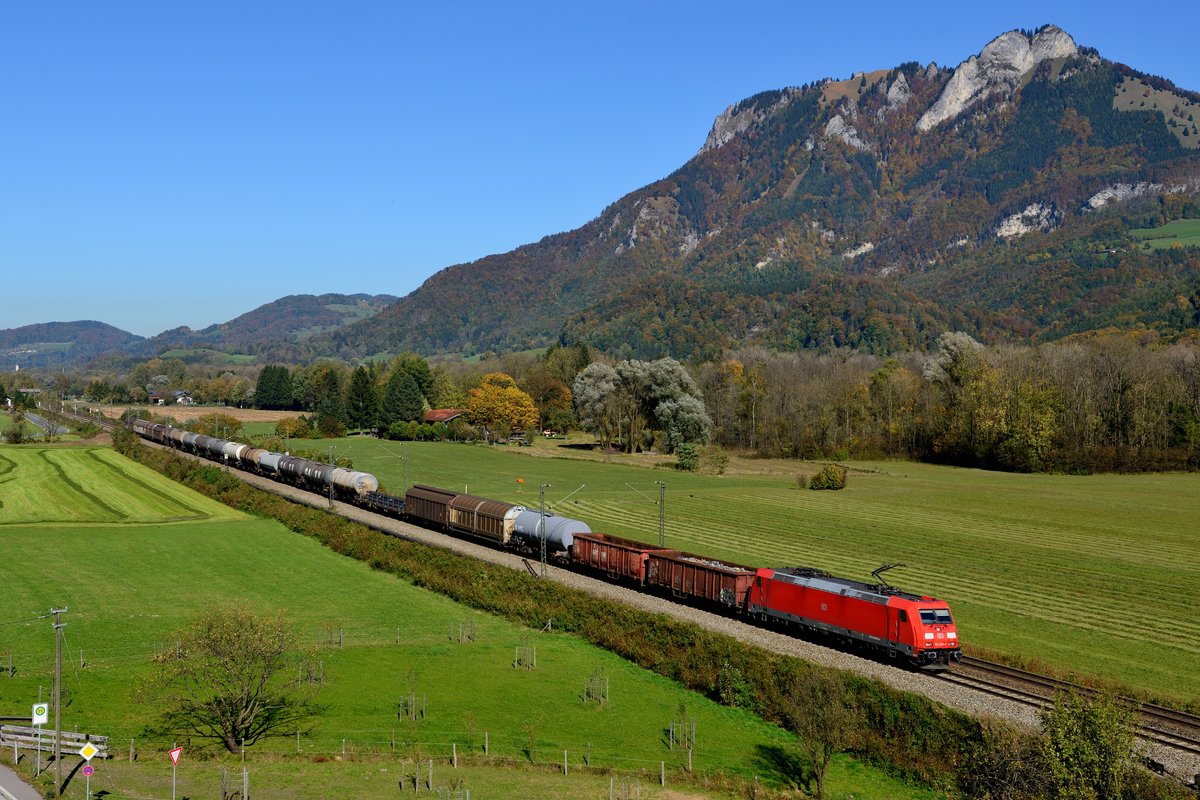 Eine rote 185 von DB Cargo ruft bei Eisenbahnfreunden eher gelangweilte Reaktionen hervor. Im Inntal sind diese Loks bisher allerdings recht selten zu beobachten gewesen. Gemischte Güterzüge gibt es in diesem Streckenabschnitt auch nicht mehr oft zu sehen. Daher war mir am 14. Oktober 2017 die 185 370 mit ihrem EZ aus München Nord durchaus ein Bild wert, als sie bei Kirnstein durch das herbstliche Voralpenland rauschte.