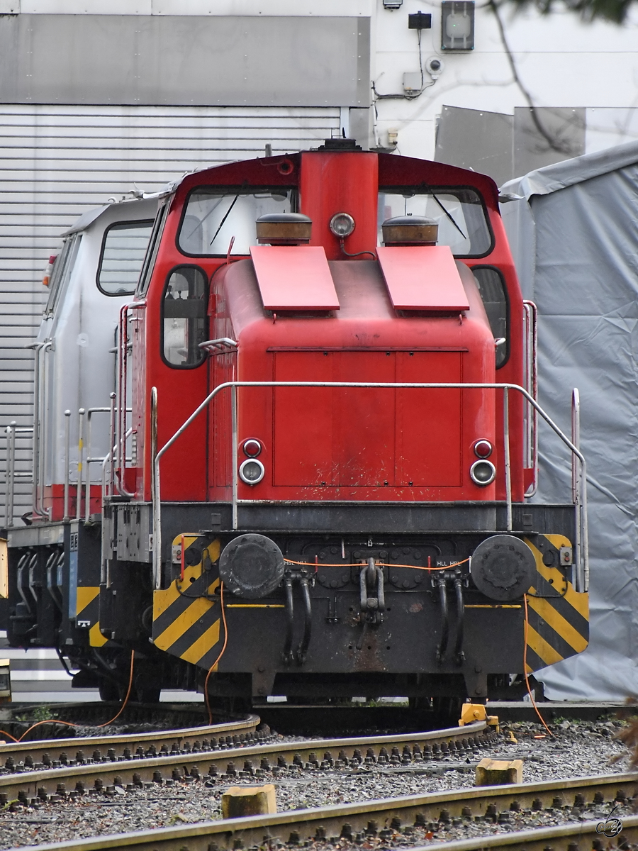Eine rote Henschel DH500 (?) steht aktuell auf dem Gelände der Firma Reuschling in Hattingen. (Februar 2020)