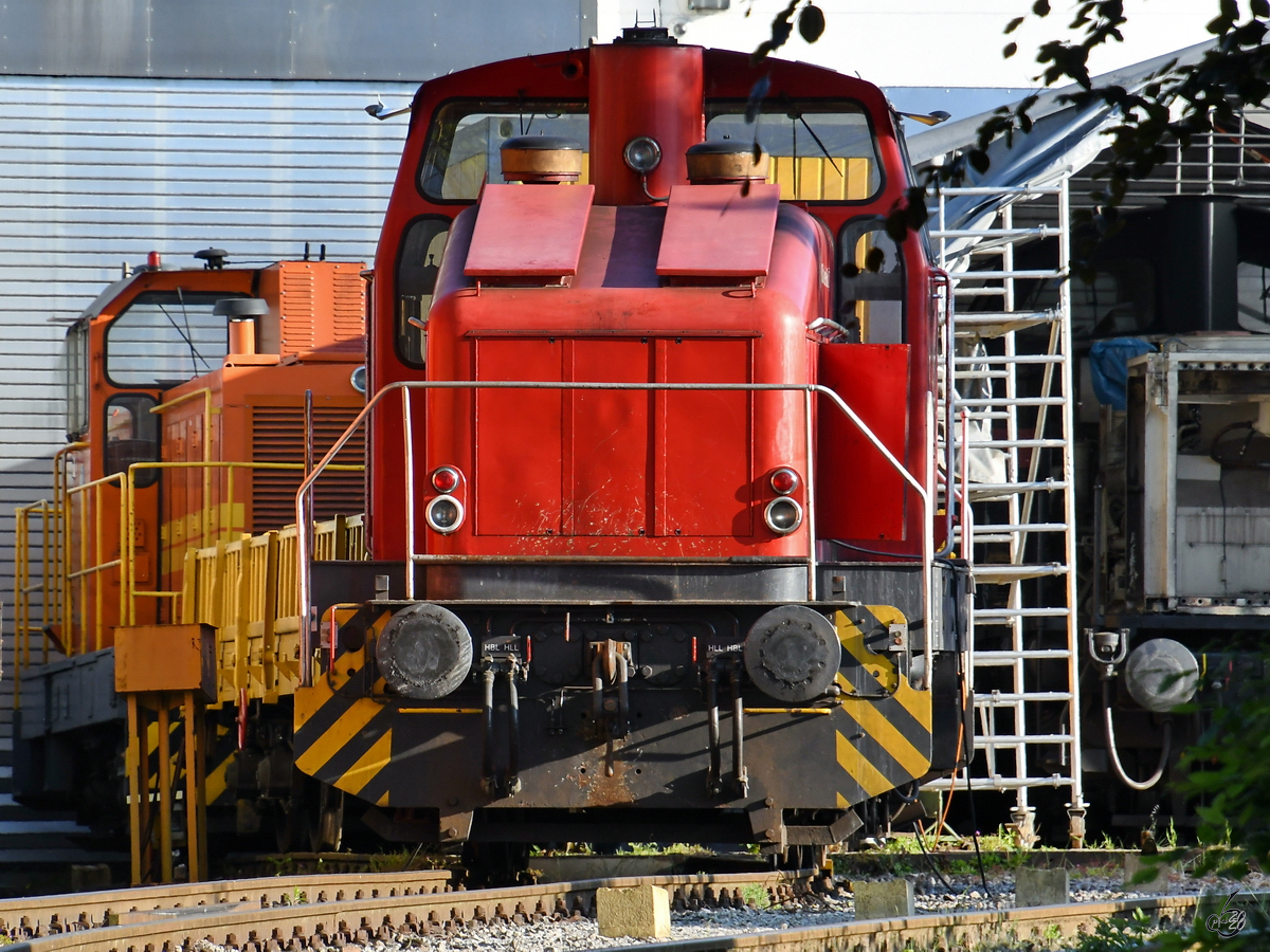 Eine rote Henschel DH500 steht aktuell auf dem Gelände der Firma Reuschling in Hattingen. Die orangene Lokomotive im Hintergrund fand ich aber weitaus interessanter. (Mai 2020)