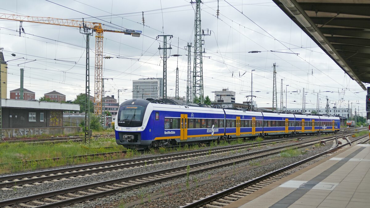 Eine RS1 der NordWestBahn aus Bremen-Farge bei der Einfahrt in den Bremer Hbf.
Aufgenommen im Juli 2021.