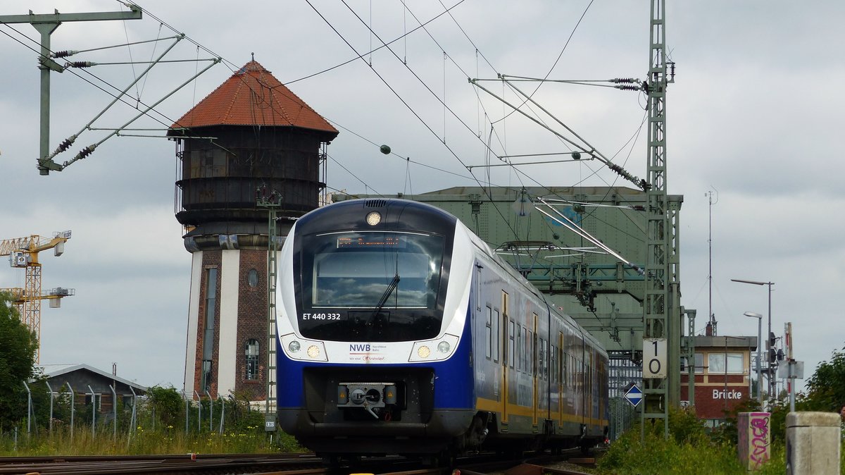 Eine RS3 nach Bremen überquert im Gegengleis die Oldenburger Huntebrücke. Aufgenommen am 18.7.2017 10:09