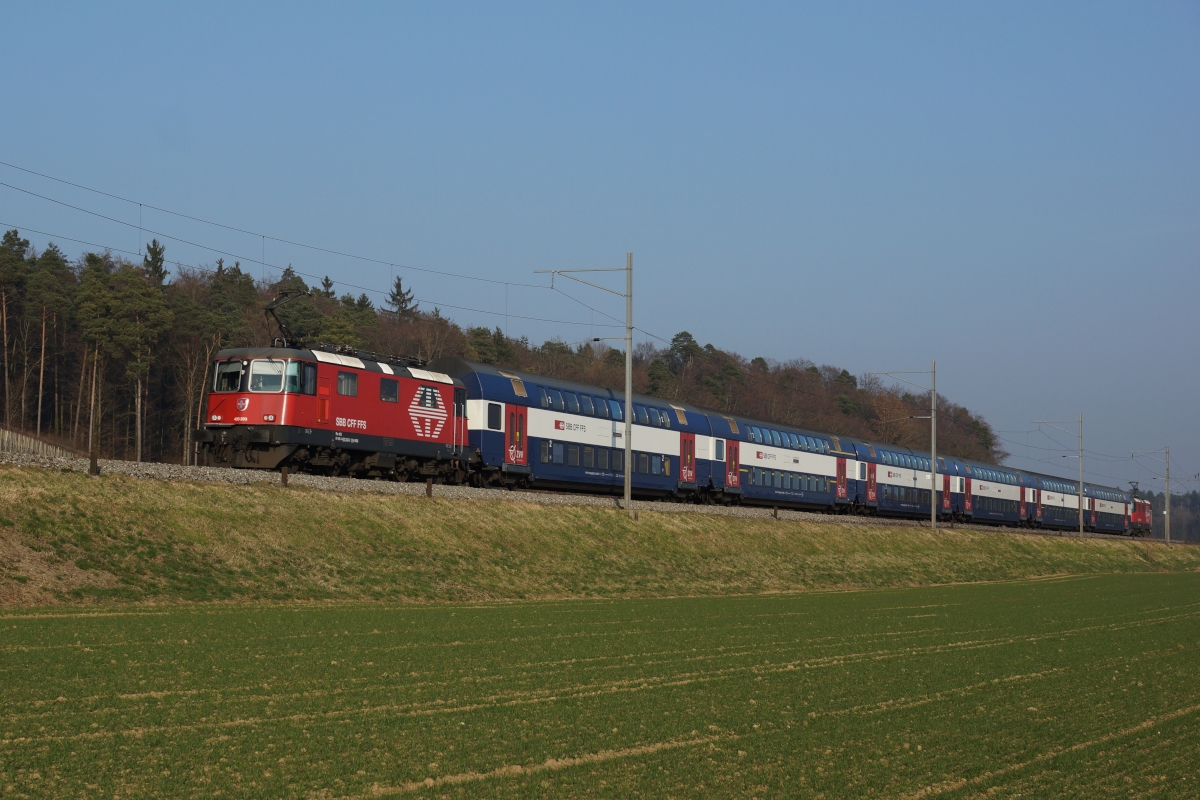 Eine S 11 mit der Re 420 203-2 an der Spitze fährt am 10.03.2014 von Andelfingen Richtung Marthalen, aufgenommen bei Kleinandelfingen.