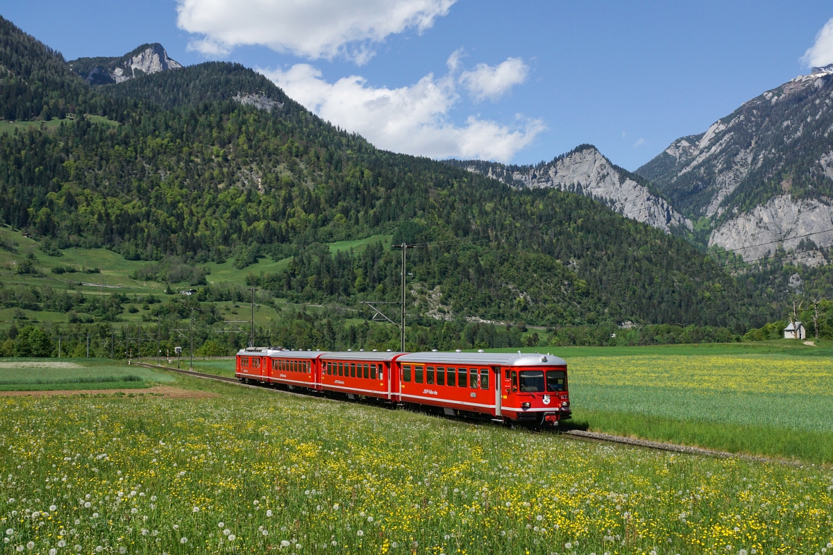 Eine S 2 mit dem führenden ABDt 1711 erreicht am 10.05.2015 Bonaduz.