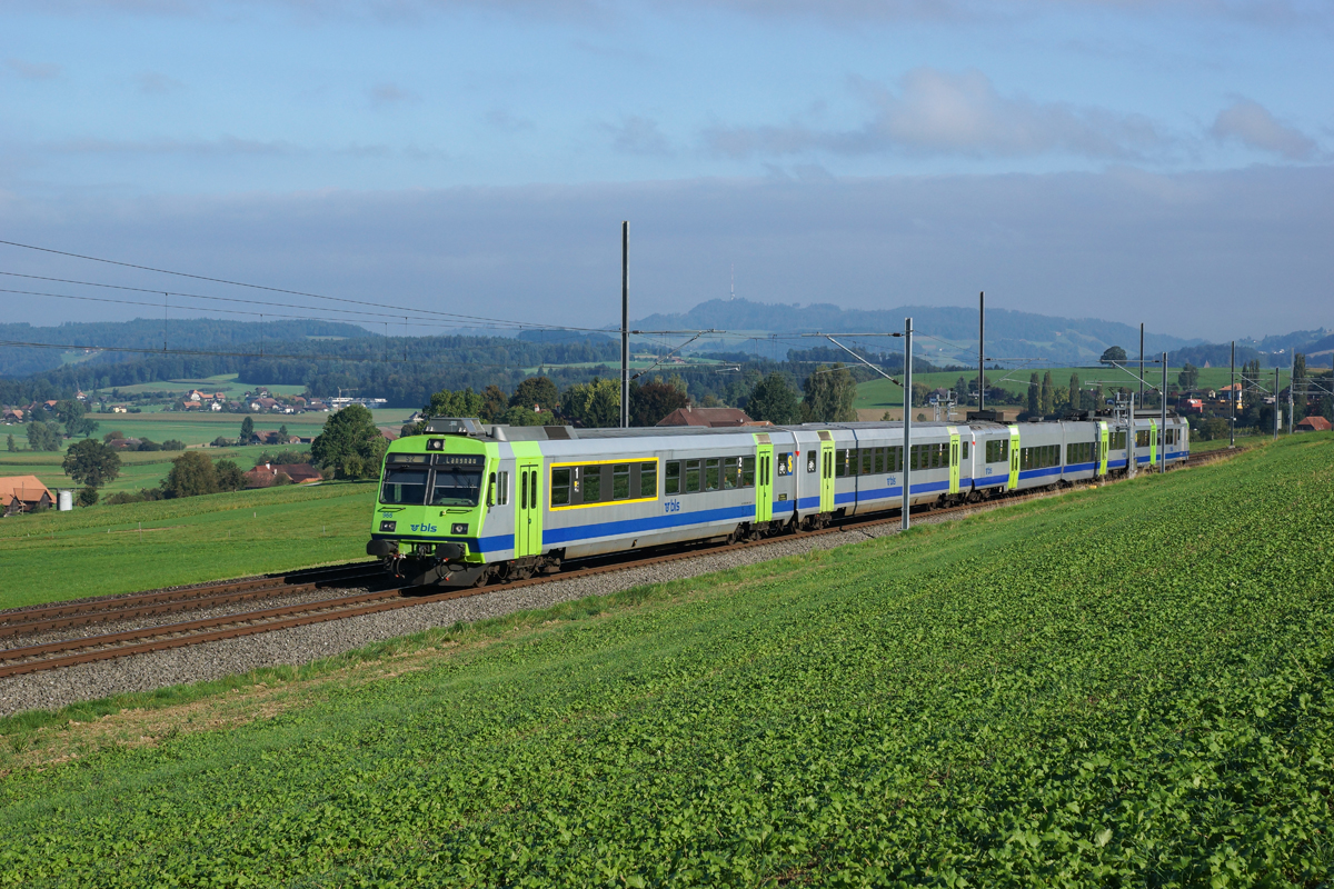 Eine S 2 nach Langnau im Emmental befindet sich am 14.09.2014 zwischen Worb und Tägertschi.