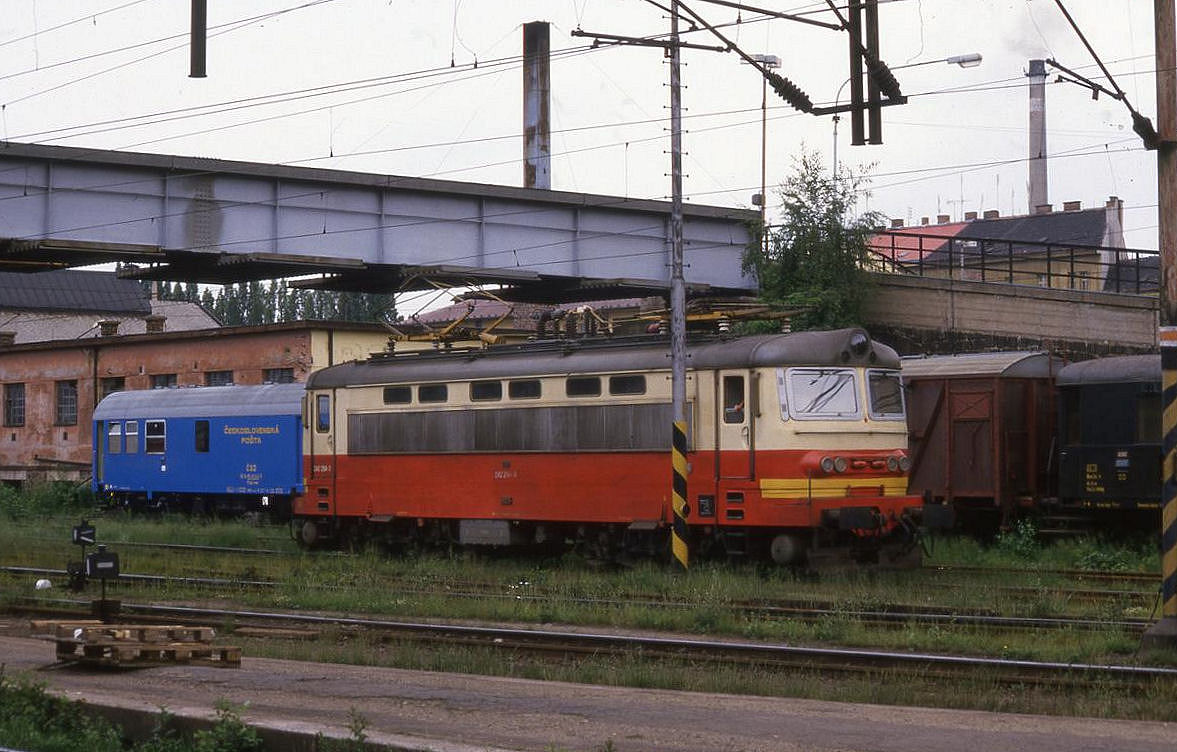Eine S 499.02 im Gleisvorfeld des Bahnhof Plzn Gottwaldovo am 20.6.1988.