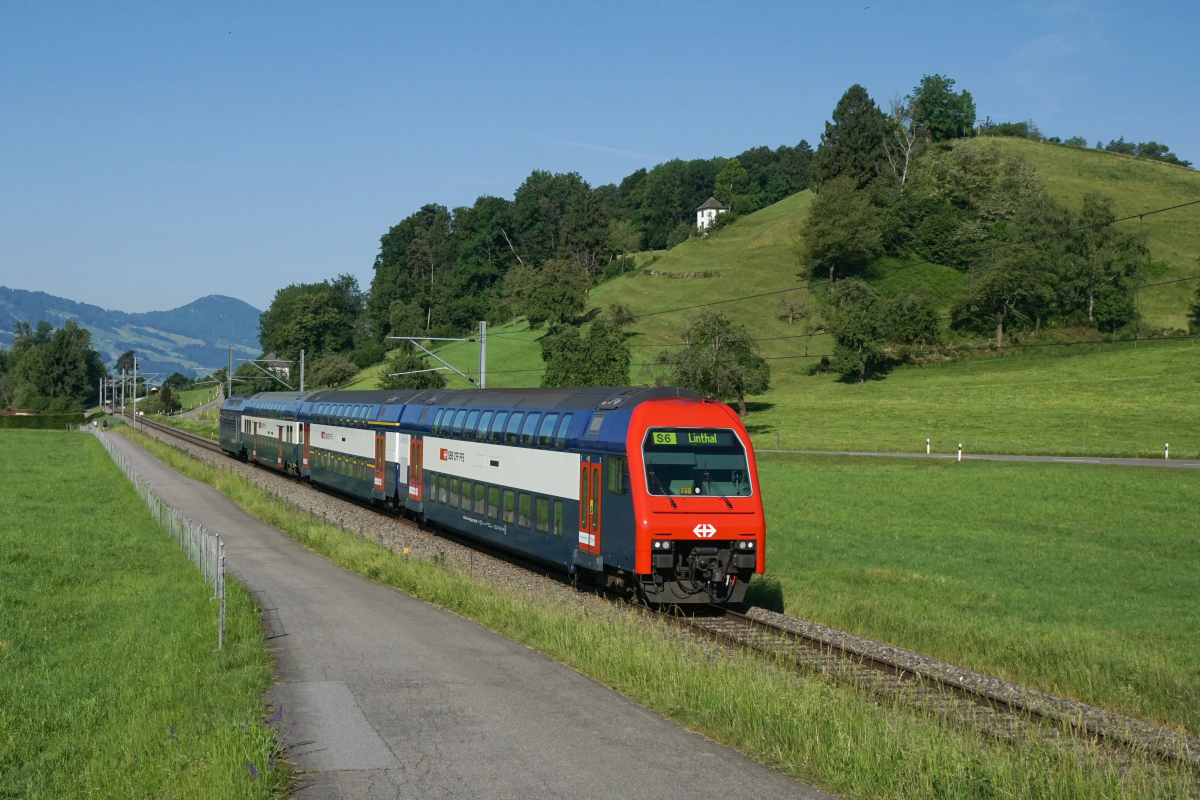 Eine S 6 befindet sich am 28.05.2017 bei Schmerikon.