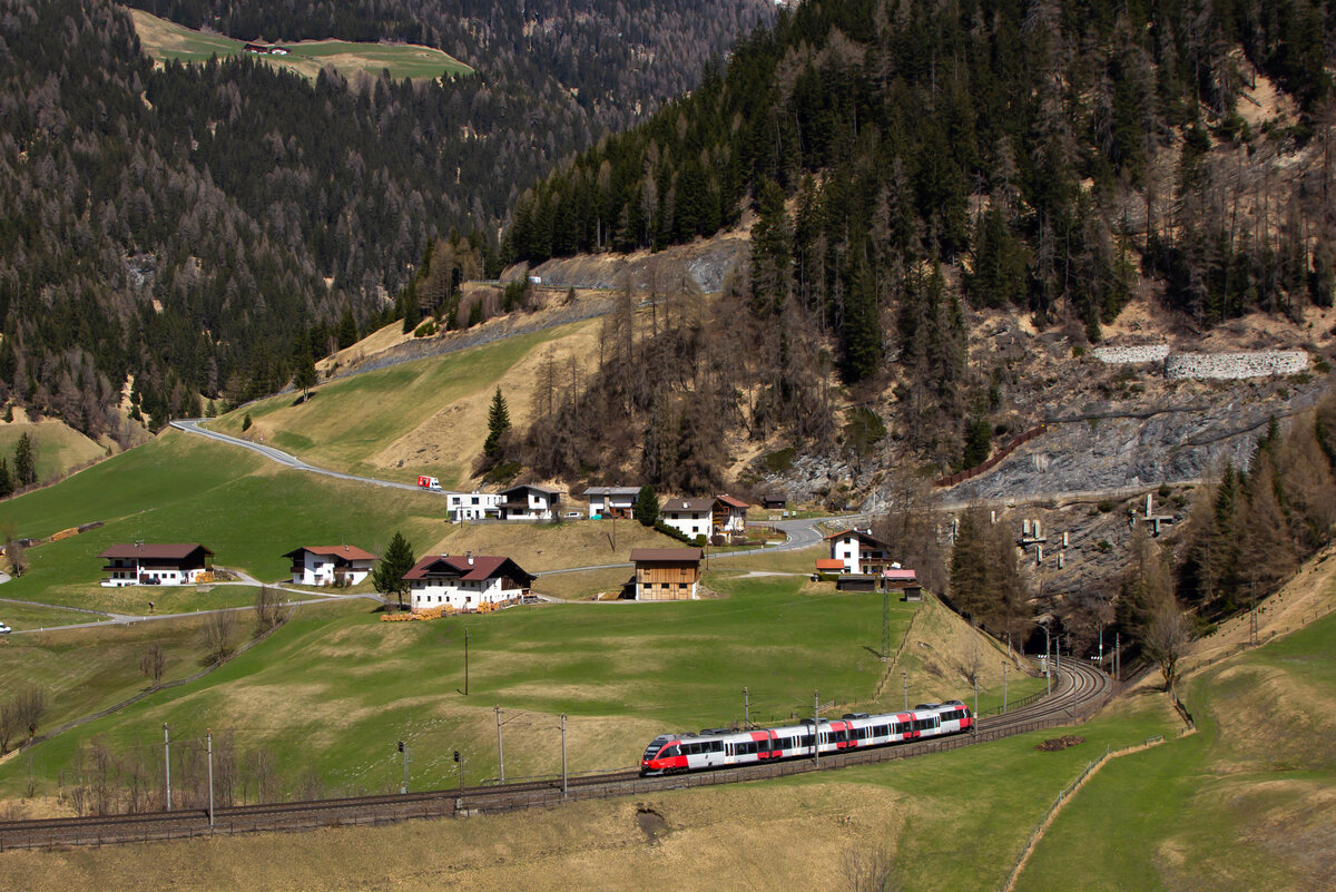 Eine S-Bahn der Baureihe 4024 in der Kurve von St. Jodok. 14.4.22