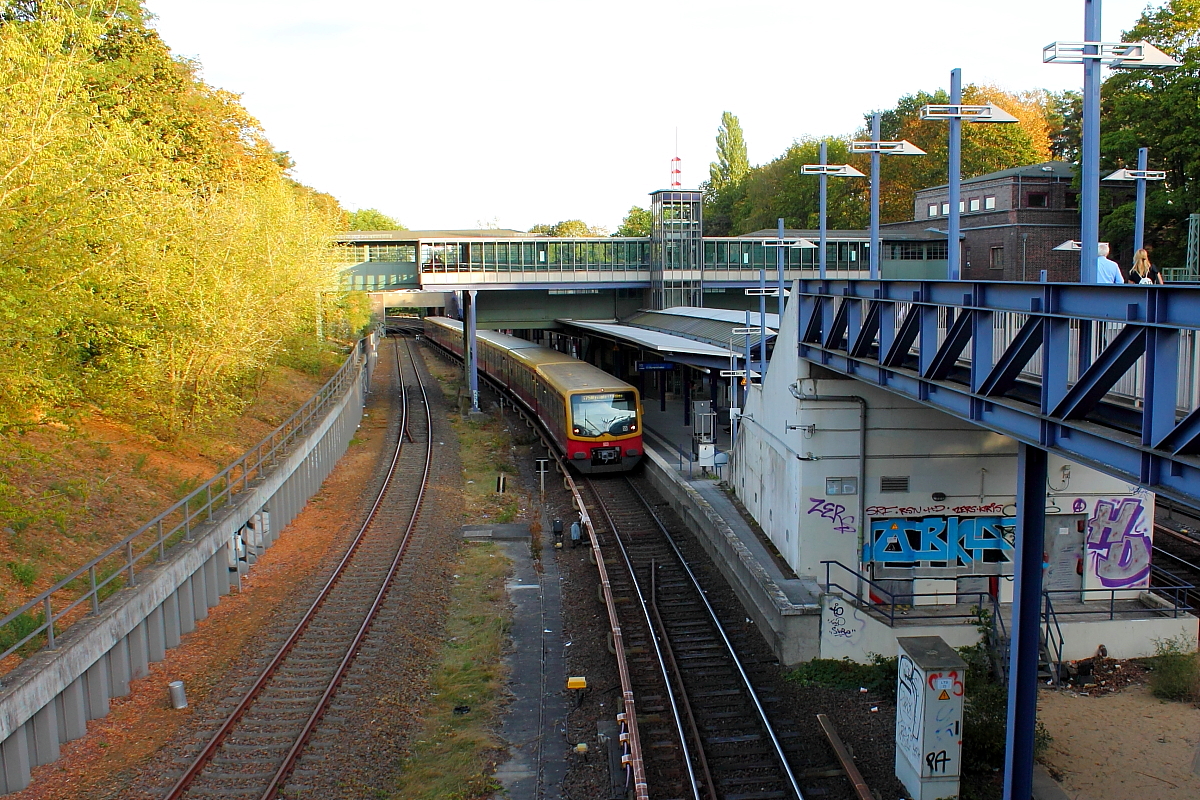 Eine S-Bahn der BR 481-482 am 24.09.2016 in der Station Messe Süd (Eichkamp).