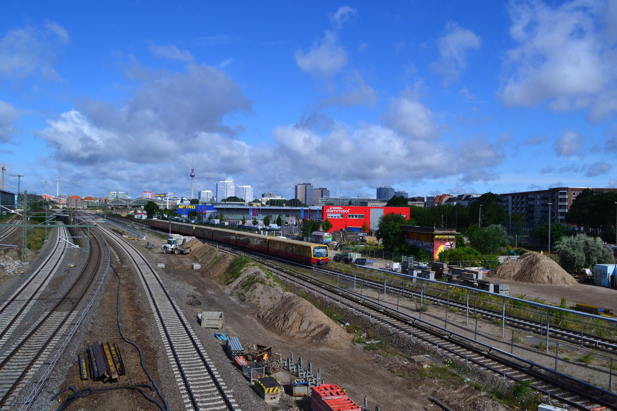 Eine S-Bahn der BR 482 kurz vor dem S- Bahnhof Berlin Warschauerstraße. Im Hintergrund ist der Berliner Ostbahnhof zu sehen. Rechts steht noch das Stellwerk des ehemaligen Güterbahnhofs. 06.07.2016