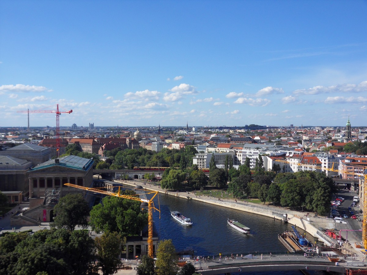 Eine S-Bahn fhrt am 24.08.2013 gleich durch die Museumsinsel in Richtung Berlin Hbf. Hier festgehalten vom Berliner Dom.
