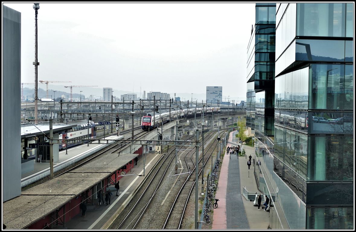 Eine S-Bahn mit Siemens Dosto erreicht Zürich Hardbrücke. (12.04.2019)