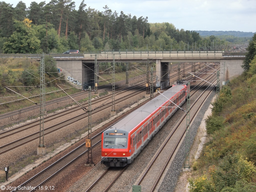 Eine S-Bahn nach Altdorf am 15.9.12 kurz vor Feucht. Das rechte Gleispaar dient ausschließlich den Nürnberger S-Bahn-Linien 2 und 3.