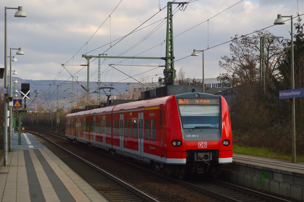 Eine S-Bahn nach Eppingen verlässt gerade HD-Pfaffengrund/Wieblingen, es ist der 425 205 der an diesem Sonntag den Dienst versieht. 13.3.2016