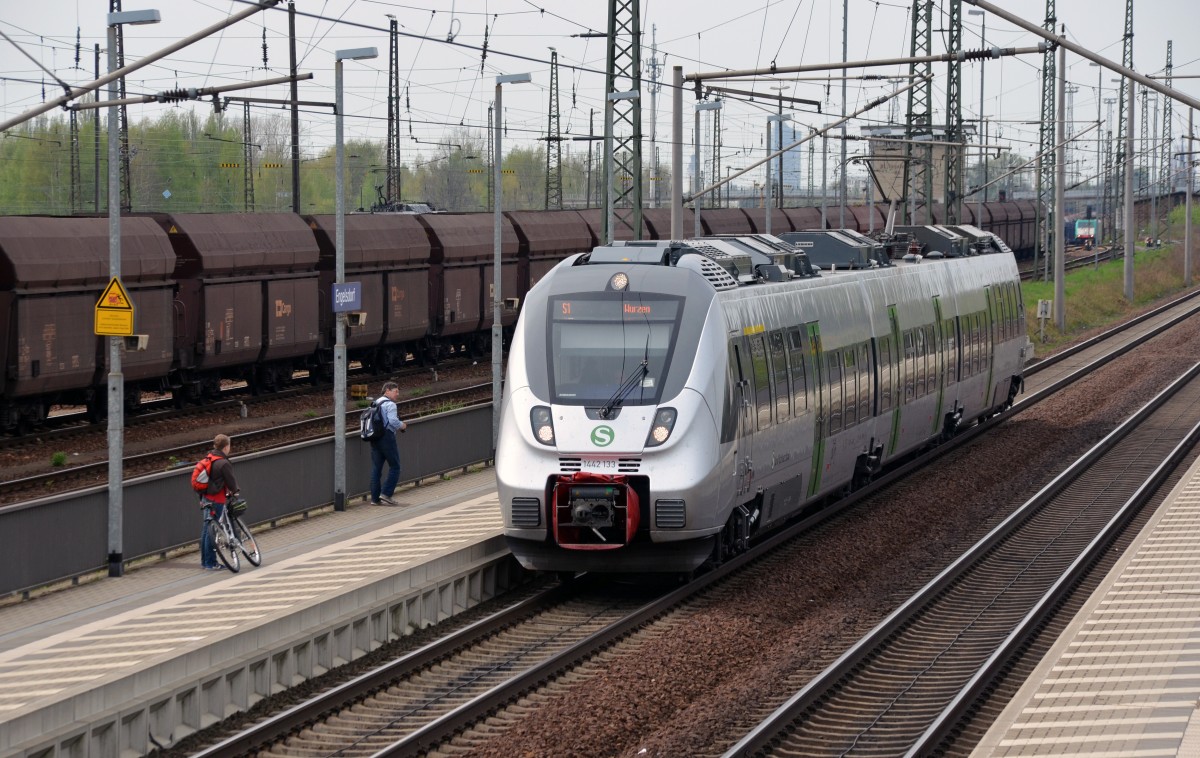 Eine S-Bahn nach Wurzen erreicht am 07.04.14 Engelsdorf.
