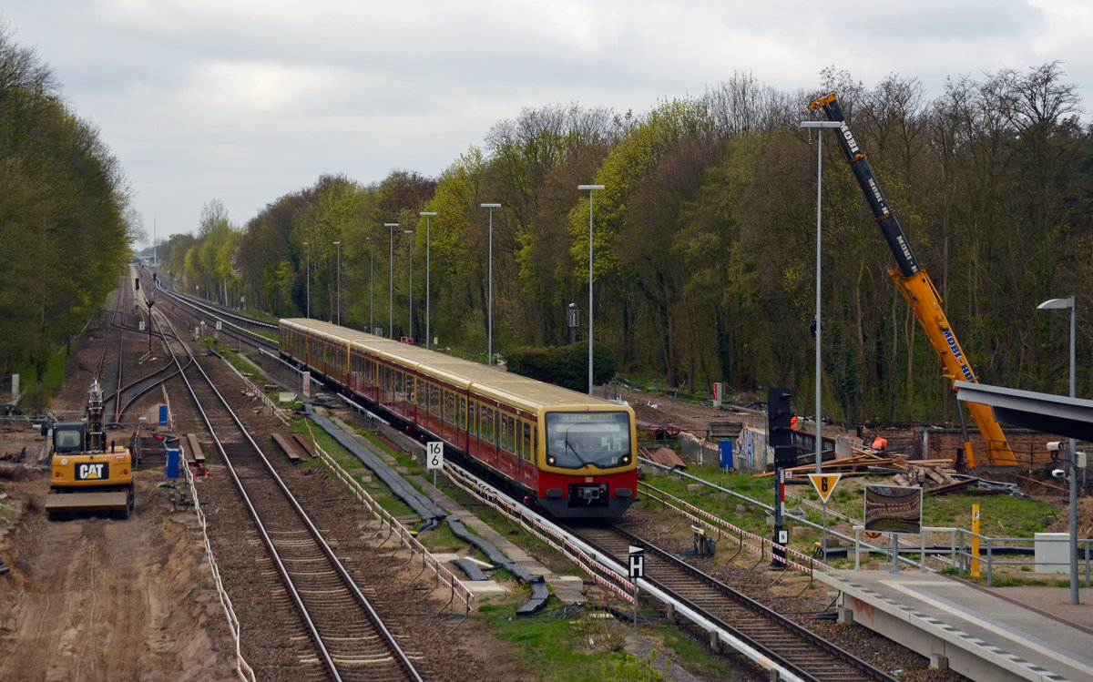 Eine S-Bahn der Reihe 482 erreicht am 08.04.17 auf dem Weg nach Fredersdorf den im Umbau befindlichen S-Bahnhof Hoppegarten.