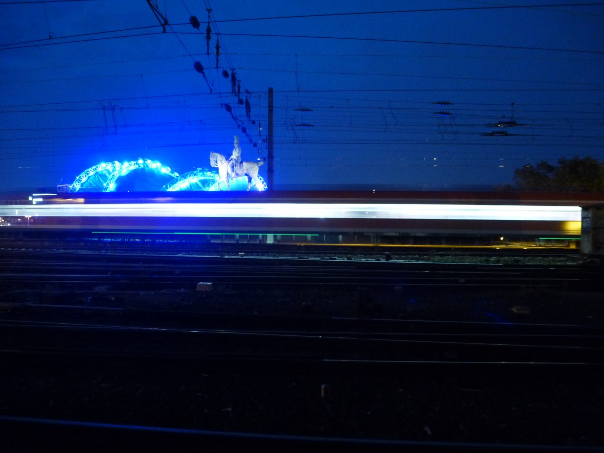 Eine S-Bahn wird durchleuchtet.

Die blau leuchtende Oper  durchleuchtet  eine S6 nach Essen Hbf.
Das Bild entstand zwischen dem Hauptbahnhof und der Hohenzollernbrcke in Kln.

22.08.2013.
