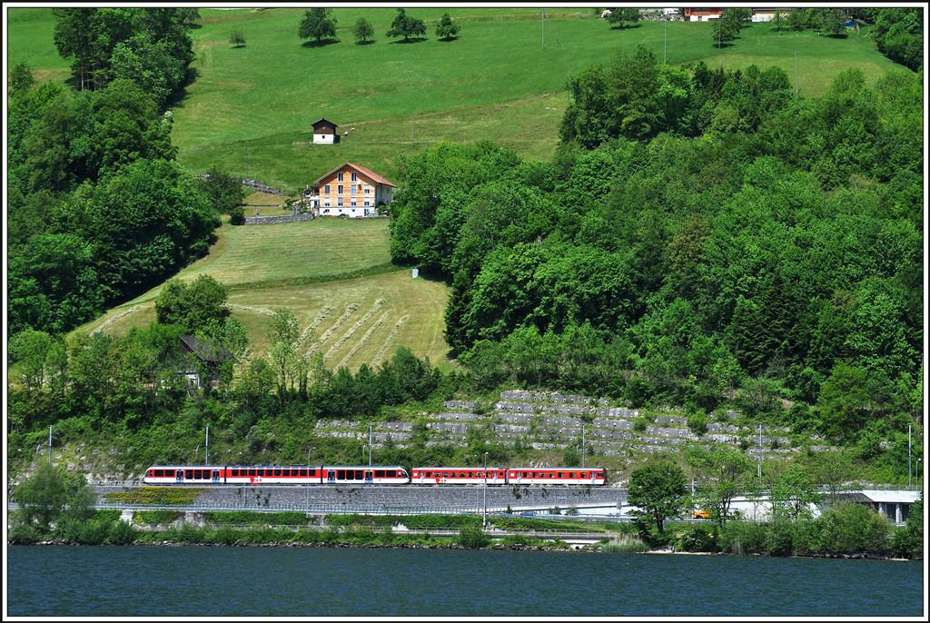 Eine S-Bahn der Zentralbahn folgt dem Alpnachersee zwischen Loppertunnel und Alpnachstad. (20.05.2014)