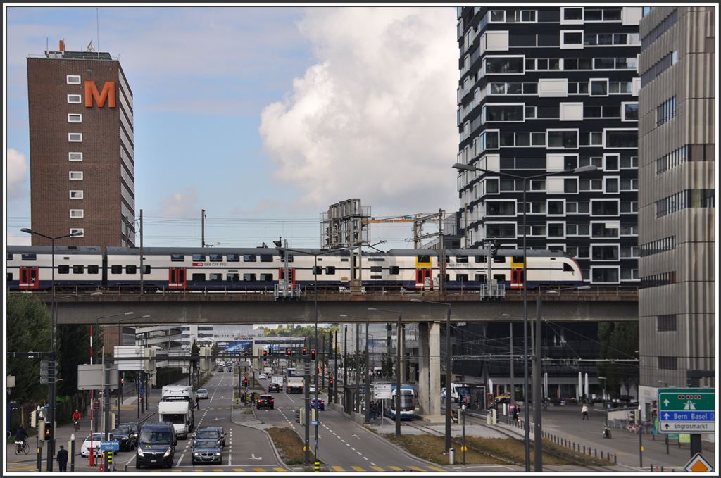 Eine S-Bahngarnitur 514 überquert die Pfingstweidstrasse  und wird in Kürze durch den Käferbergtunnel nach Zürich Oerlikon fahren. (24.09.2015)