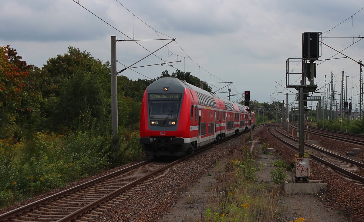 Eine S1 aus Schöna fährt am 30.08.2014 in die S-Bahnstation Dresden-Reick ein, schublok ist die 182 018-2.