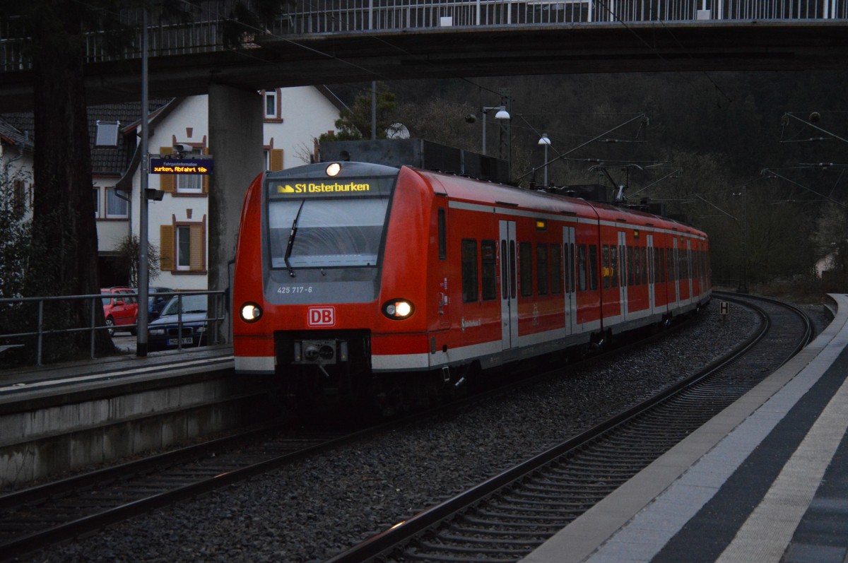 Eine S1 fährt gerade in Neckargerach ein, der Zug wird vom 425 717-6 geführt nach Osterburken.....für die Statistik er kam mit fünf Minuten Verspätung am heutigen Sonntag den 29.3.2015
