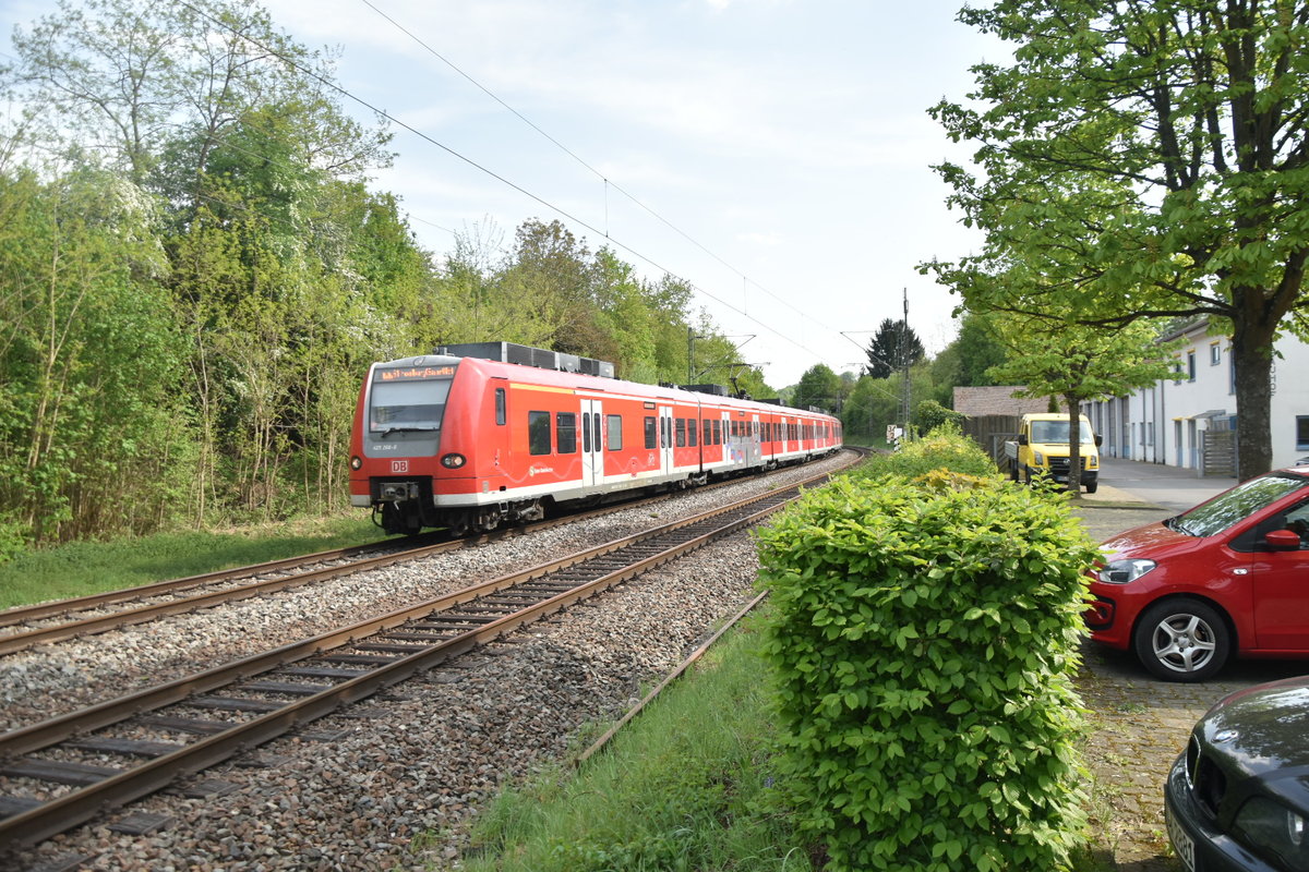 Eine S1 nach Kaiserslautern fährt am Nachmittag mit etwas Verspätung in Neckargerach ein, dank Corona ist es eine Doppeleinheit der vom 425 268 geführt wird und am Schluß läft der 425 222 der auf den schönen Namen Worms getauft ist. Neckargerach den 24.4.2020